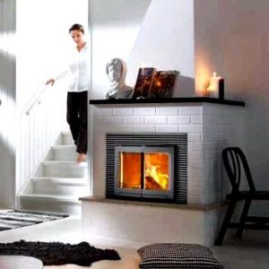 Как конструкция камина влияет на максимальное использование тепла огня
