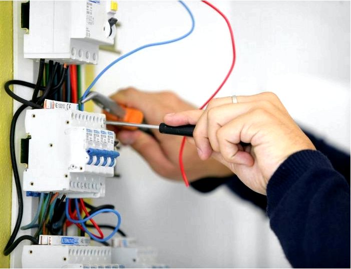 Как выбрать профессионального электрика для ремонта
